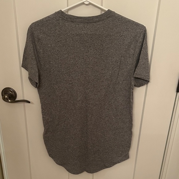 Hollister Men's Gray Short Sleeve Tee, size XS - Picture 4 of 4